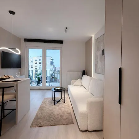 Sunny Premium With Balcony & Free Parking アパート *